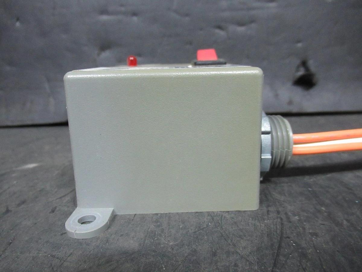 Used FUNCTIONAL DEVICES RIBU1S ENCLOSED RELAY 10 AMP/RES 277 VAC 480 VA 1/3 HP
