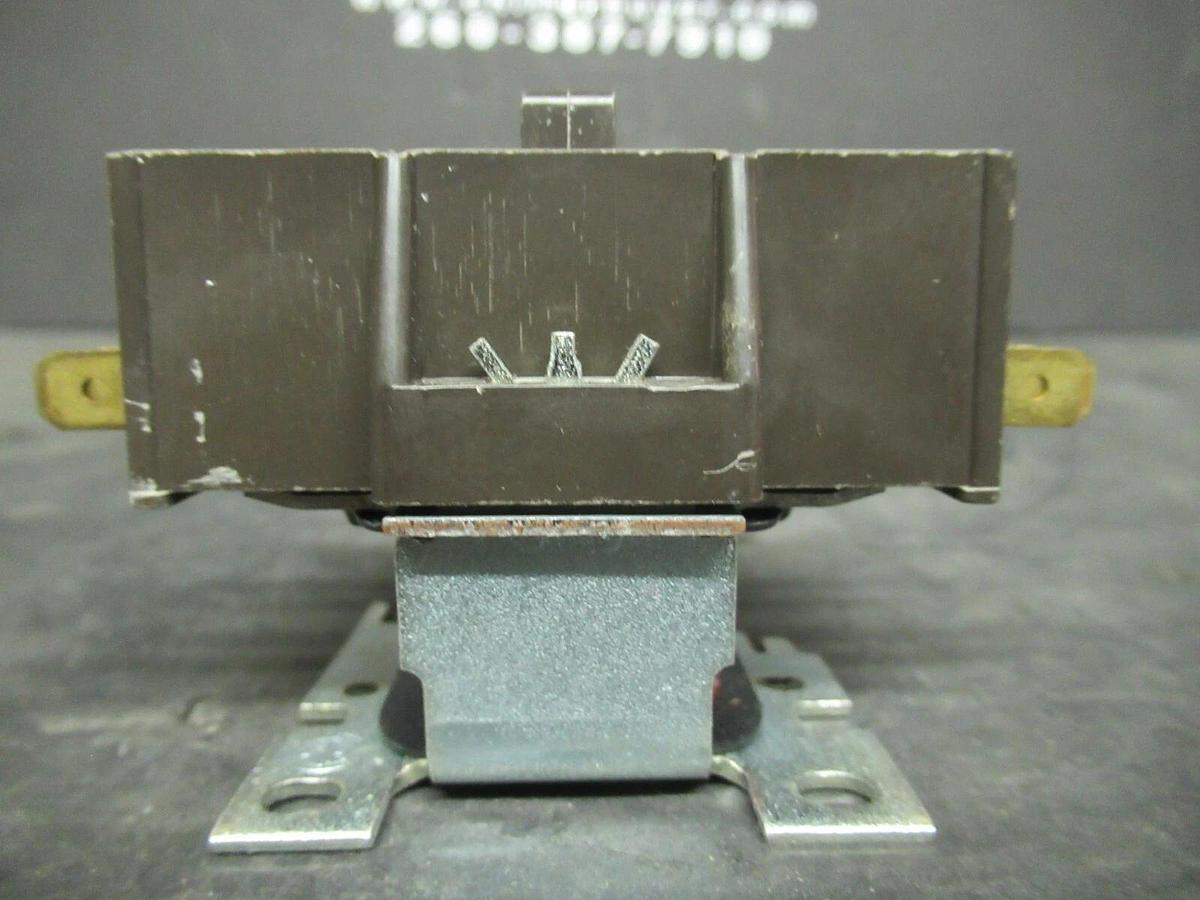 HONEYWELL CONTACTOR R8243 B 1013 30 AMP 48 AMP/RES 277 VAC 60 HP COIL: 24 V