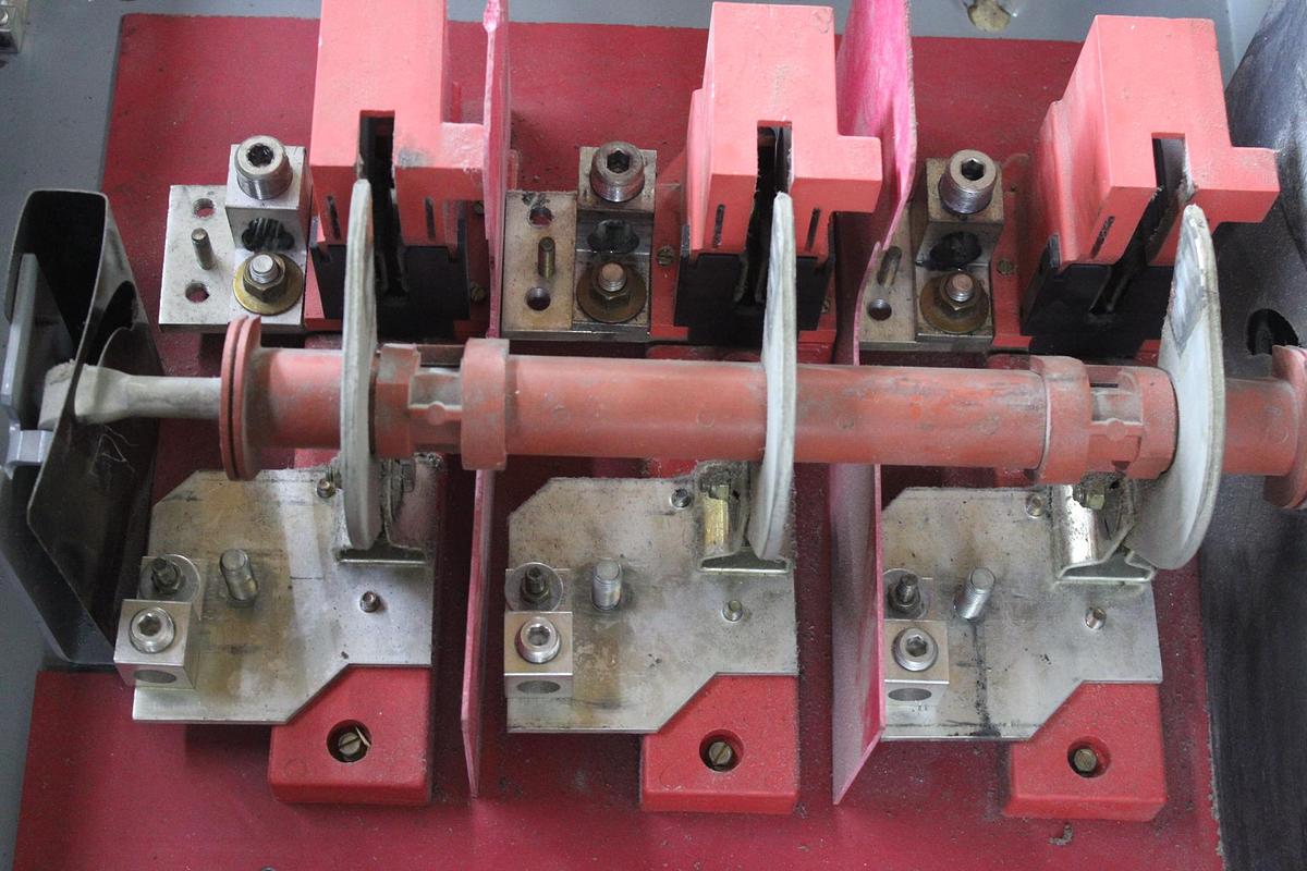 Used SQUARE D HEAVY DUTY DISCONNECT SWITCH HU364 200 AMP 600 VAC TYPE 1