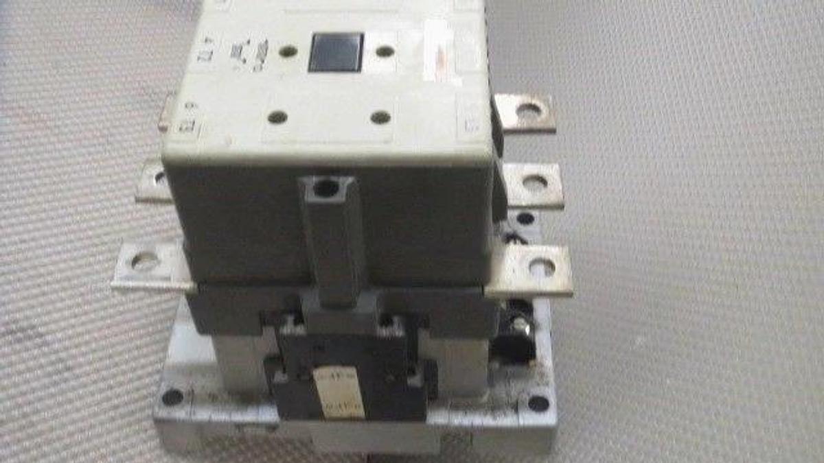 Used SIEMENS NEMA SIZE 4 1/2 CONTACTOR 215 AMP W/ 120V COIL MODEL CXLFO*3