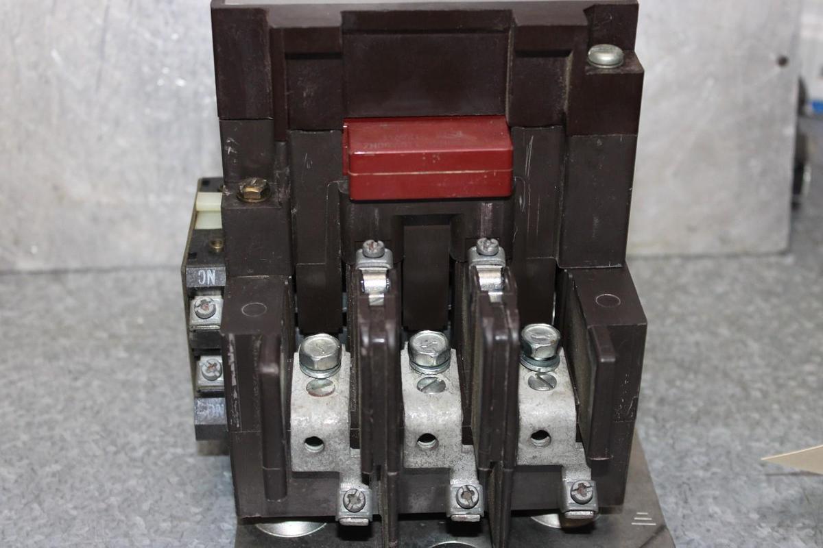Used CUTLER-HAMMER CONTACTOR C10EN3 NEMA SIZE 3 90 AMP 600 VAC 3-POLE COIL: 120 V