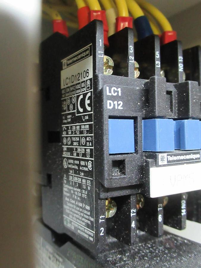 Used ENCLOSED TELEMECANIQUE STARTER LC1D1206 W/ OVERLOAD RELAY LR2-D1307 25 AMP 600 V