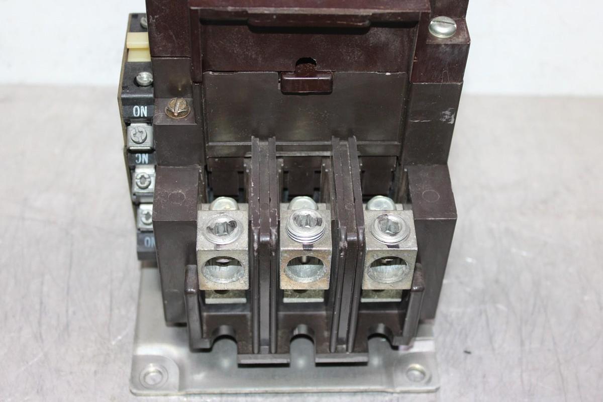 Used CUTLER-HAMMER CONTACTOR C10EN3 NEMA SIZE 3 90 AMP 600 VAC 3-POLE COIL: 120 V