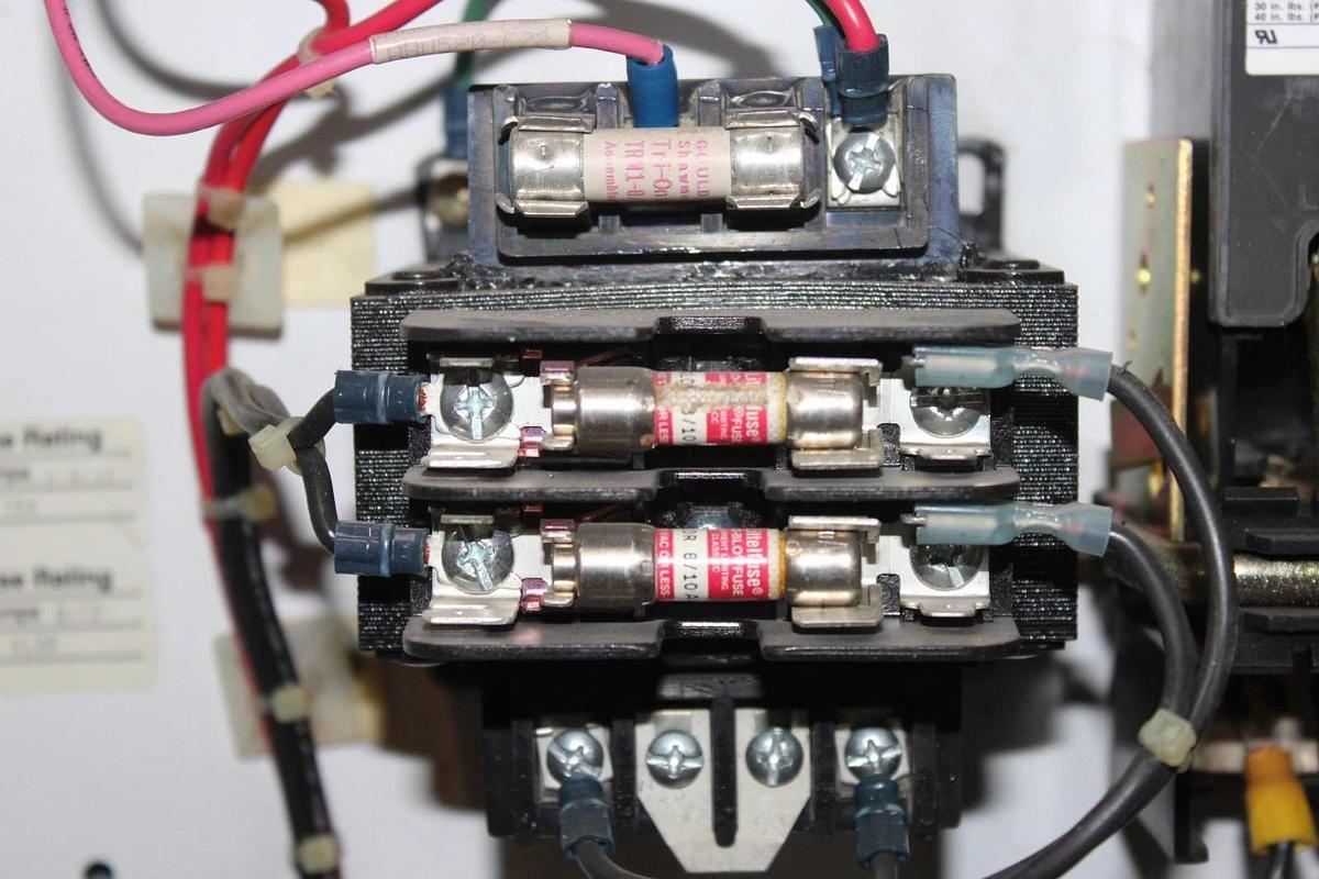 Used SIEMENS NEMA 1 ENCLOSED COMBINATION STARTER W/ SIZE 1 SXL-CO & MCS603R