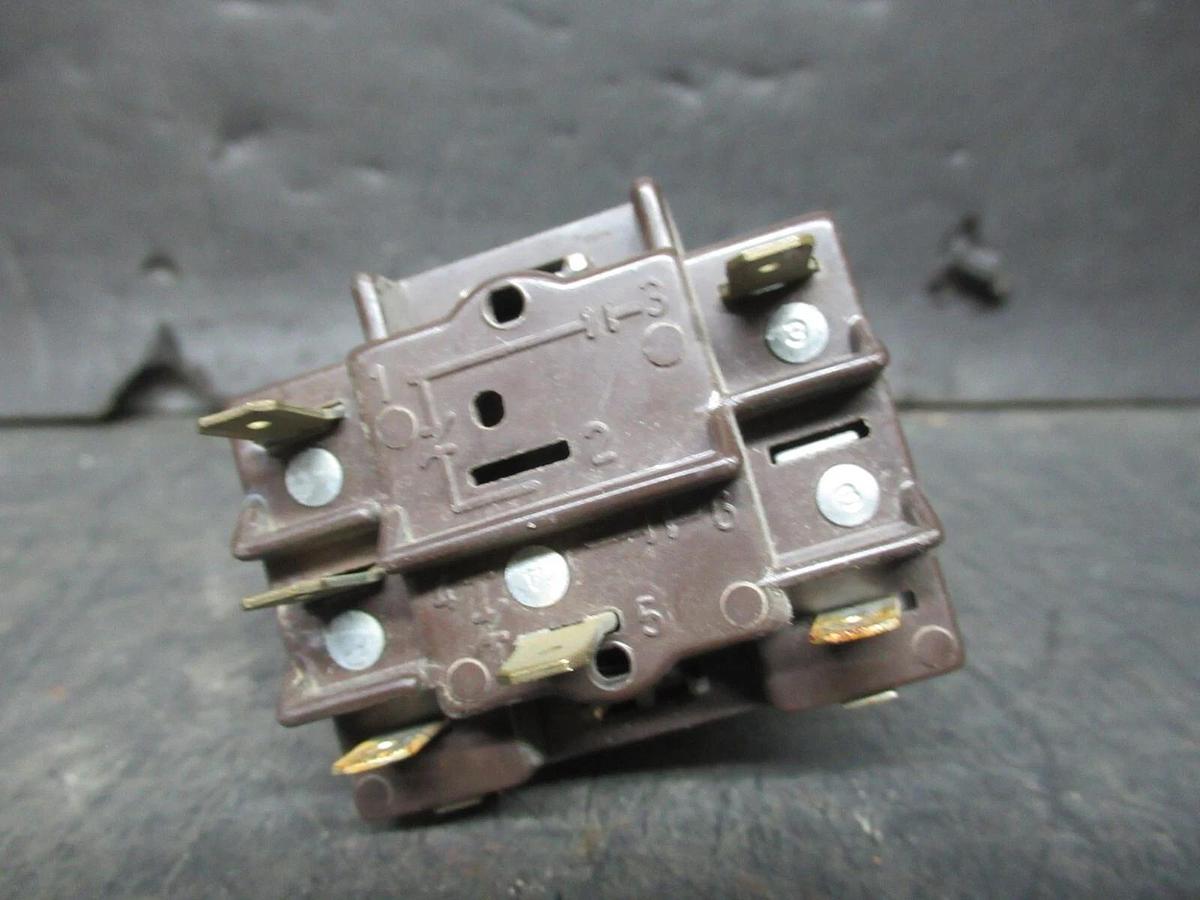 Used HONEYWELL GENERAL USE RELAY R611 R4222Q-1048 HN61KX006 480 VAC 3 AMP @ 277 VAC