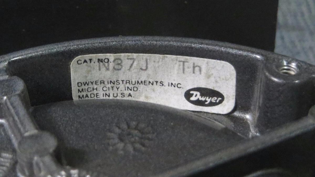 Used DWYER MAGNEHELIC INDICATING TRANSMITTER WATER GAGE & MOUNT 0-3" 25 PSIG N37J-TH