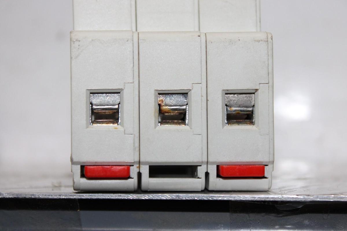 Used LITTELFUSE POWER-SAFE FUSE HOLDER LPSC-ID-CH 3-POLE 600 VOLT 30 AMP CLASS CC