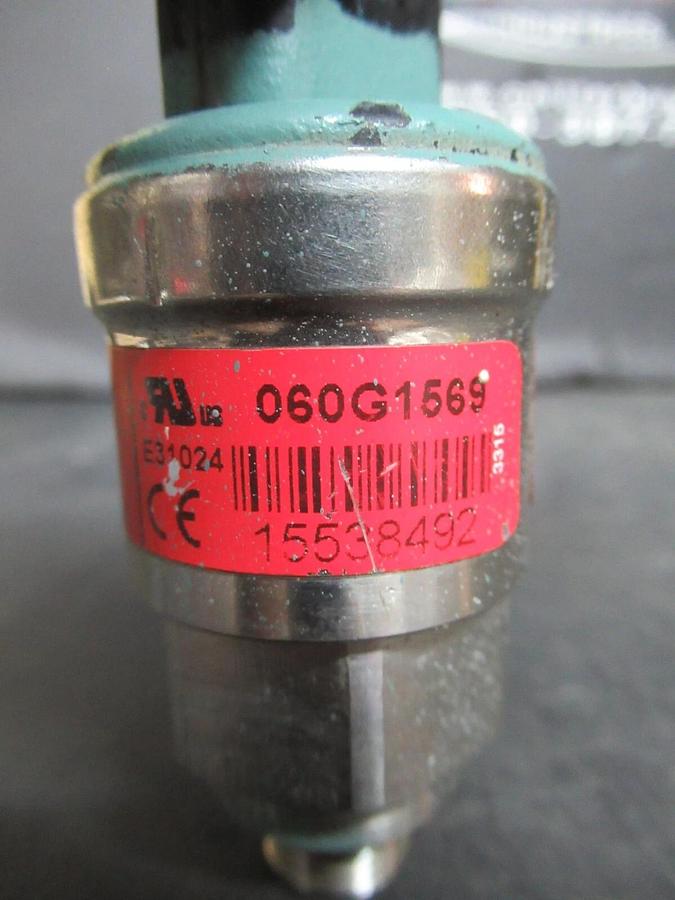 Used YORK DANFOSS PRESSURE TRANSDUCER 025-28678-112 AKS-32R 5 VDC 74 PSIS