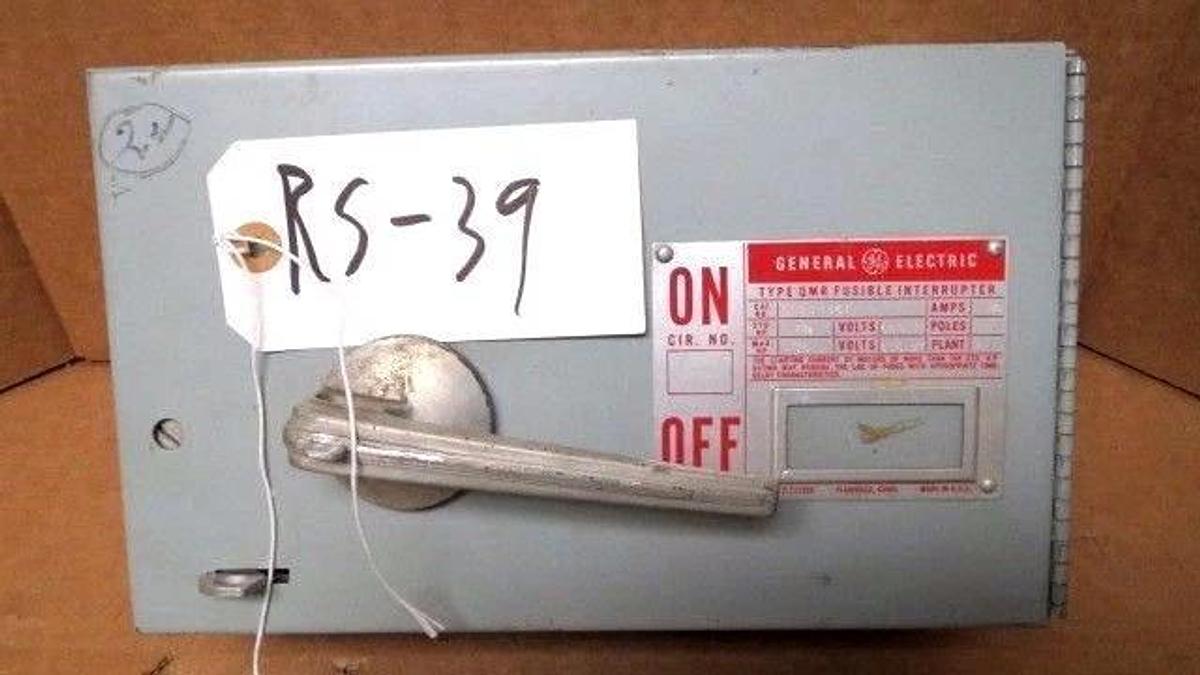 Used GE FUSIBLE PANELBOARD SWITCH DD2D3361 30 AMP 600 VAC 3-PHASE 20 HP