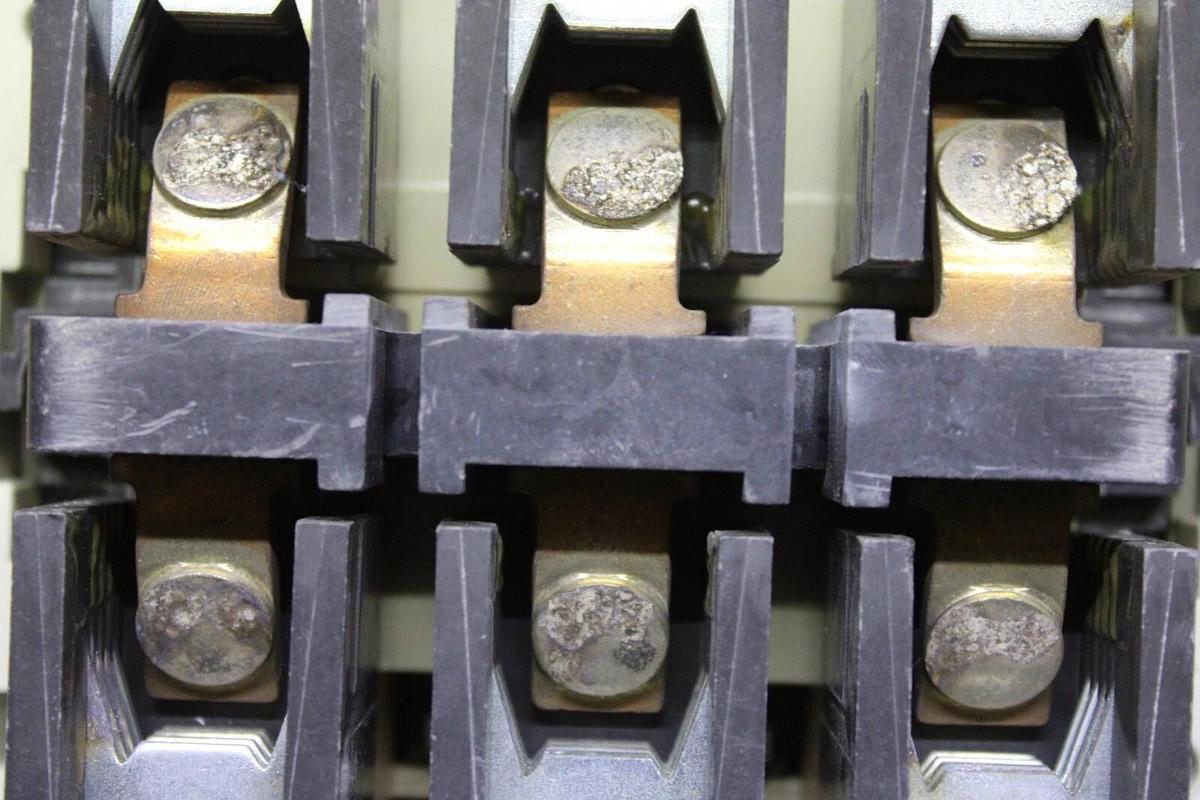 Used CUTLER HAMMER CONTACTOR C825LN6 360 AMP 600 VOLT 3-POLE 3-PHASE COIL: 120 VOLT