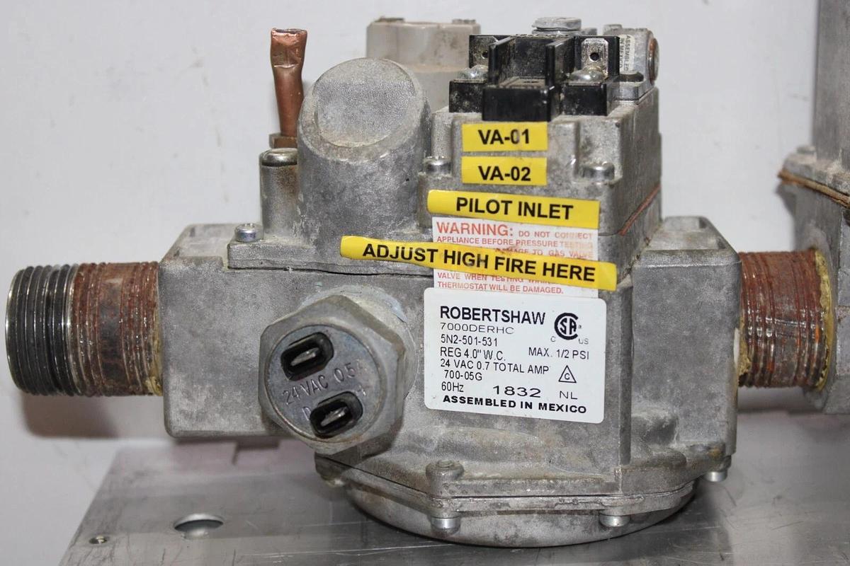 Used ROBERTSHAW GAS VALVE 7000DERHC 0.5 PSI W/ MAXITROL SELECTRA MODULATING VALVE