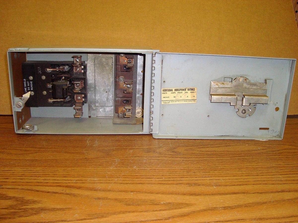 Used GE FUSIBLE PANELBOARD SWITCH DD2D3361 30 AMP 600 VAC 3-PHASE 20 HP