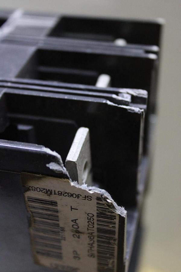 Used GE HI-BREAK CIRCUIT BREAKER SFHA36AT0250 225 AMP TRIP 600 VAC 3-POLE