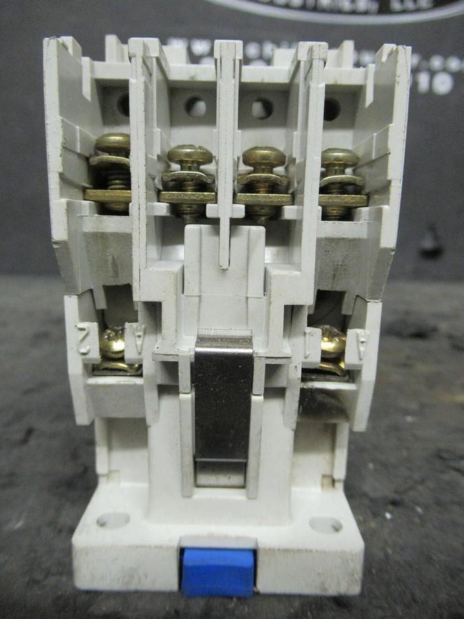 Used CUTLER HAMMER CONTACTOR CE15BNS3 5 HP @ 10 AMPS / 460 VAC 110 V COIL DIN RAIL