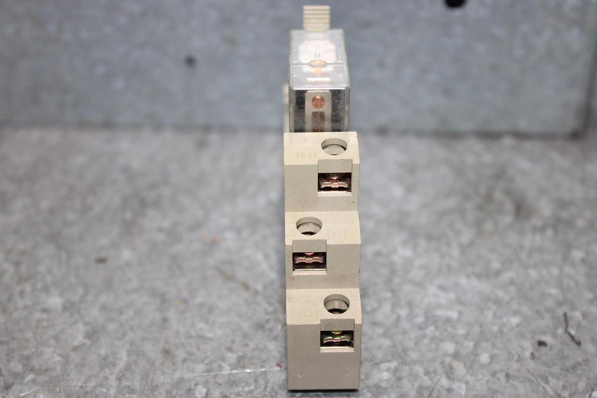 Used LOT OF 3 OMRON RELAYS G2R-2-SN 24 VDC 5 AMP W/ BASE