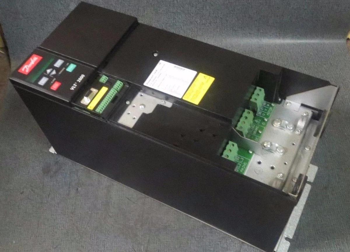 Used DANFOSS VARIABLE SPEED DRIVE VLT 2800 380-480V 27.9-32 AMP 20 HP MODEL: 195N1121