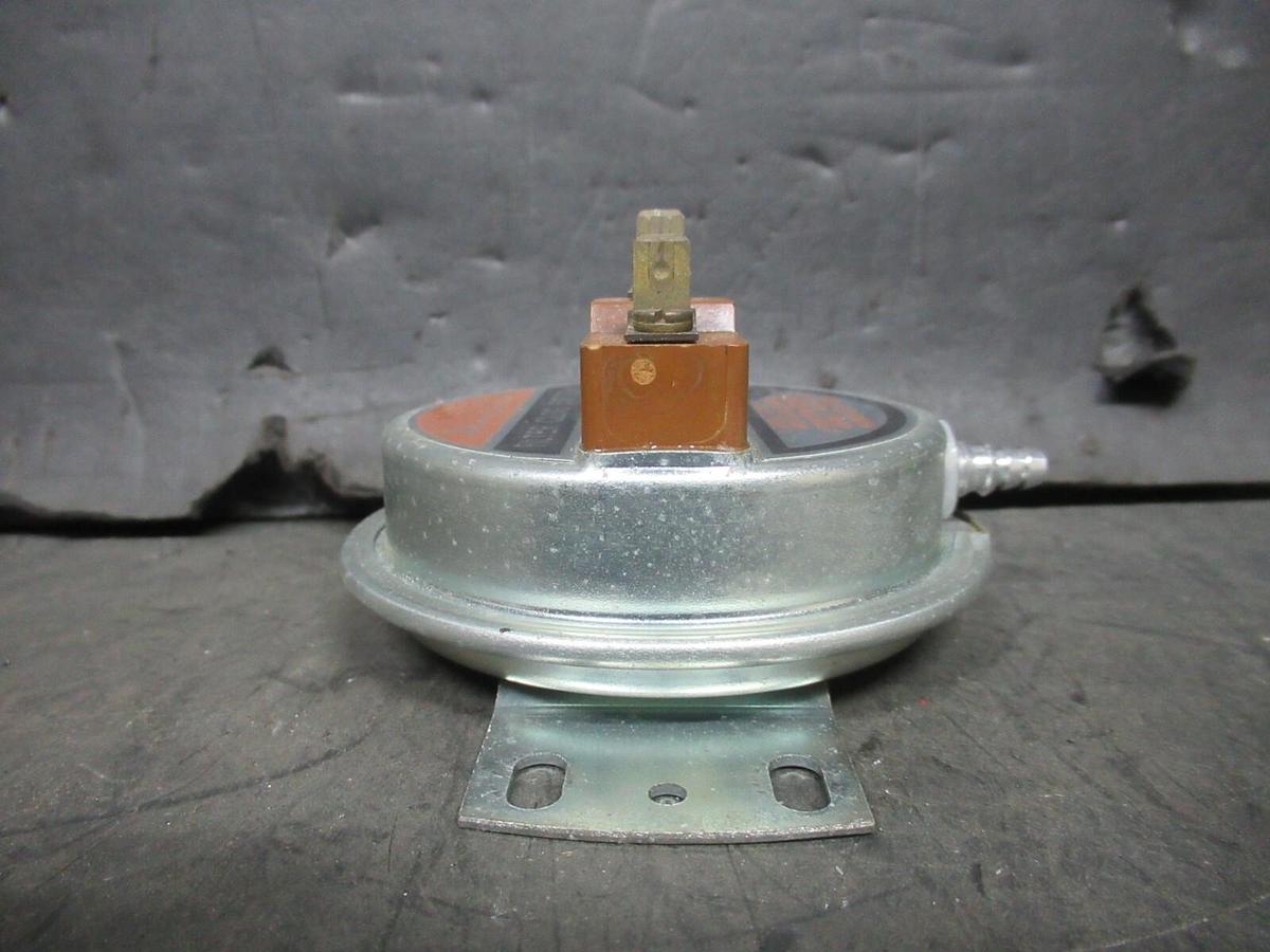 Used LIEBERT FILTER CLOG SWITCH AP4268 277 VAC 300 VA 1/2 PSI AIR PRESSURE ONLY
