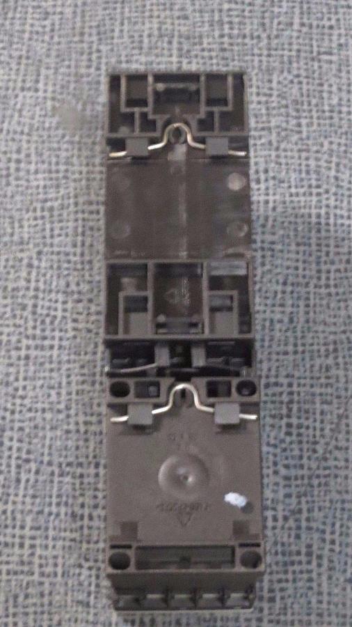 Used SIEMENS SIRIUS 3R STARTER SET 0.11-0.16 AMP 3RV1011-0AA15 WITH 3RT1016-1BB42