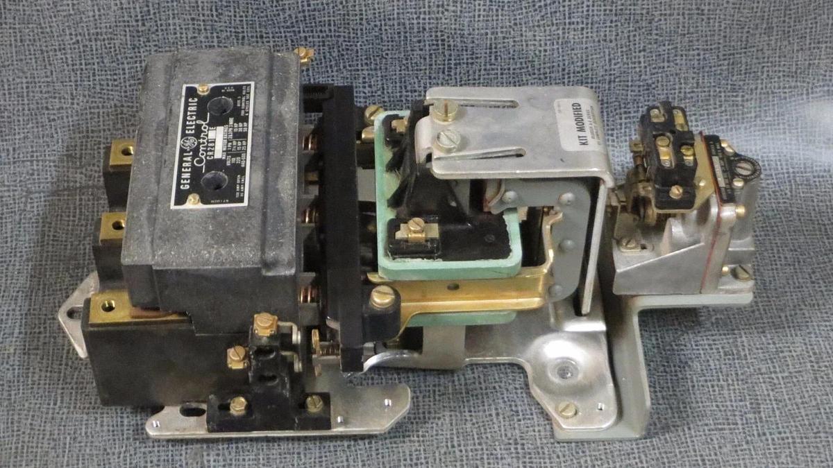 Used GENERAL ELECTRIC NEMA CONTROL STARTER CR2810EDAB1B 600 VOLT 100 AMP SIZE 3