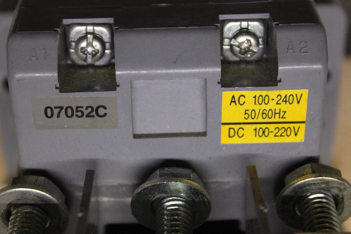 Used CUTLER HAMMER CONTACTOR 6 AMP 600 VAC W/ TIME DELAY RELAY C320TP1