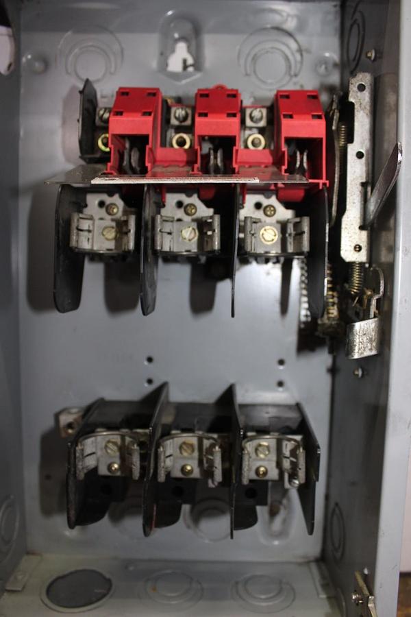 Used SIEMENS HEAVY DUTY SAFETY SWITCH HF362 60 AMP 600 VAC 3-PHASE 50 HP NEMA 1