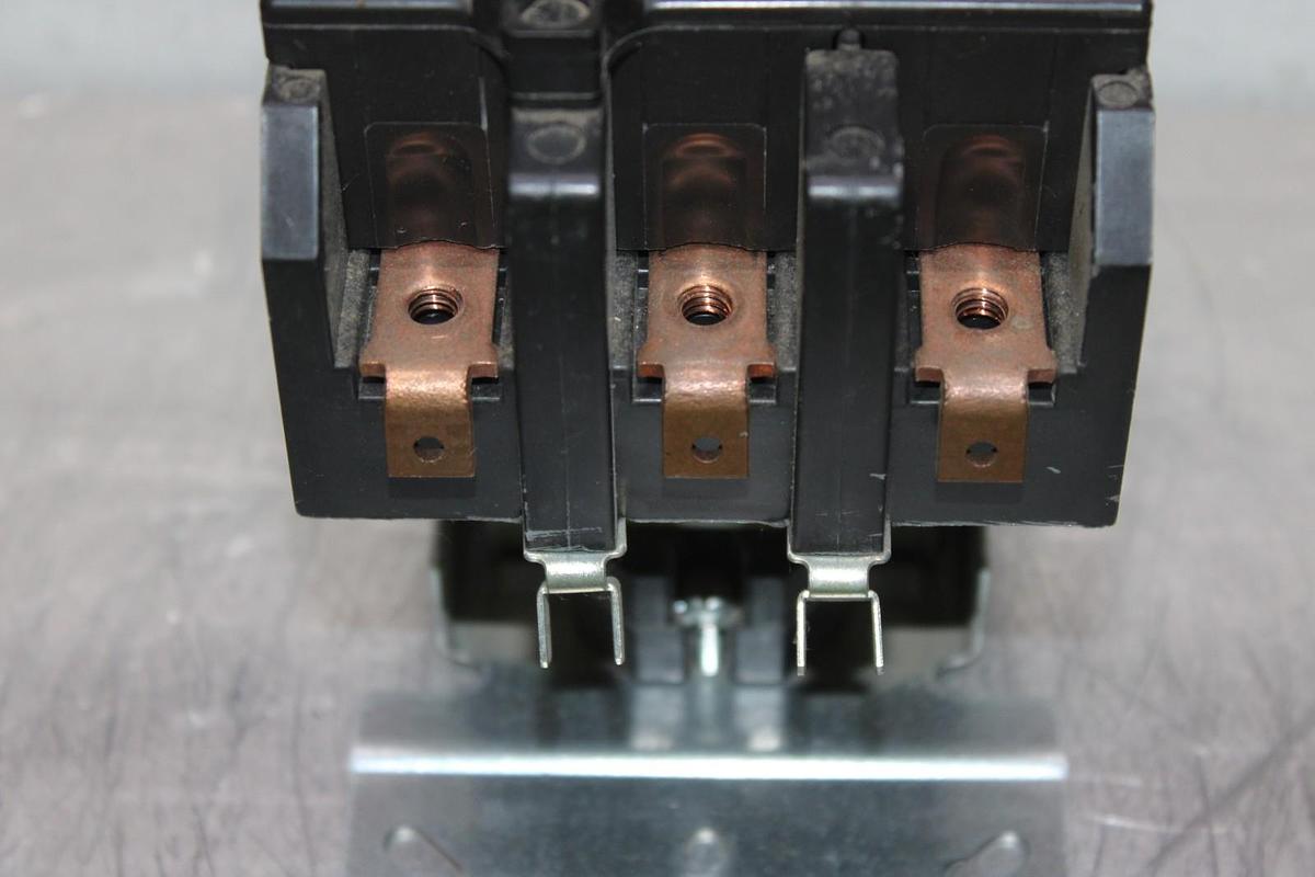 Used SIEMENS CONTACTOR 42FE35AF306R HN53HG120 600 VAC 75 AMP 3-POLE COIL: 120V