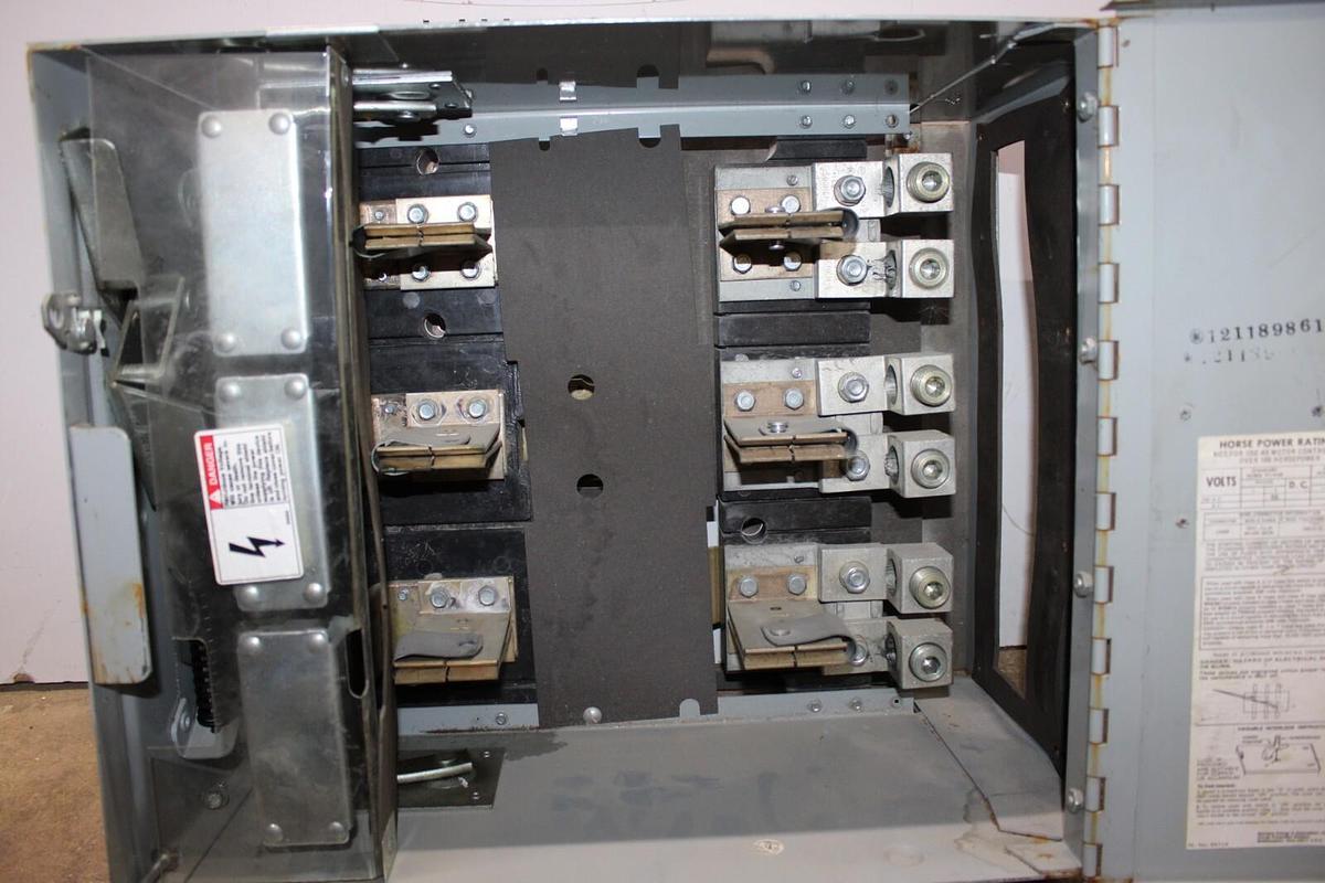 Used SIEMENS VACU-BREAK DISCONNECT SWITCH V7H3205 400 AMP 240 VOLT 3-PHASE 3-POLE