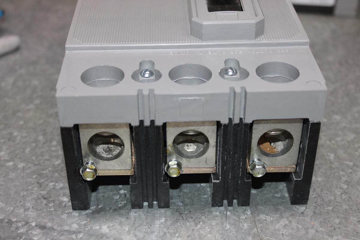 Used EATON XEFFECT CIRCUIT BREAKER FAZ-D4/3 480Y/277 VAC 4 AMP 3-POLE