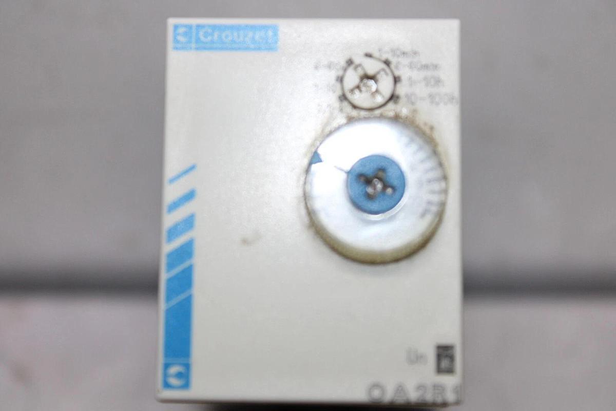 Used CROUZET MULTI-FUNCTION TIME DELAY RELAY OA2RI 0.1 SECOND - 100 HOUR 240 VAC