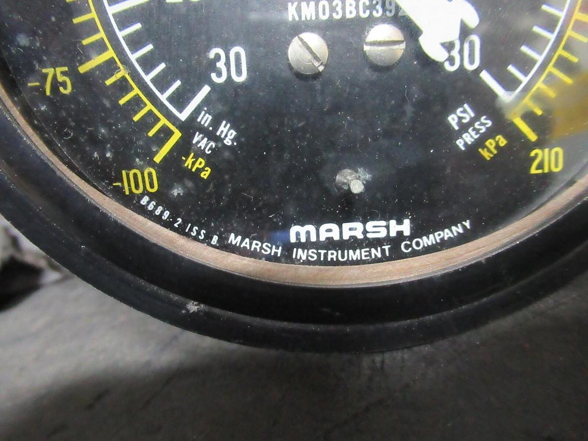 Used MARSH DIFFERENTIAL PRESSURE GAUGE KM03BC932 30 PSI 210 kPA B689-2 ISS B