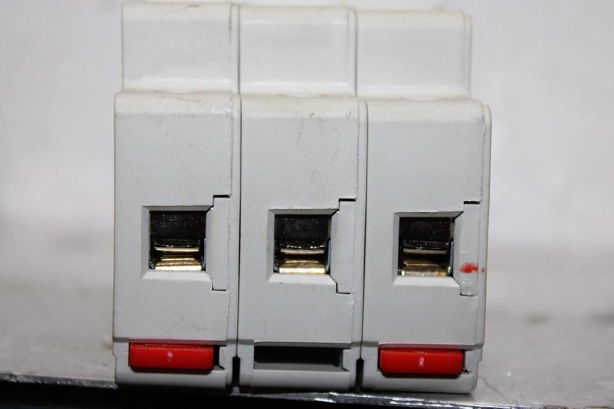 Used LITTELFUSE POWER-SAFE FUSE HOLDER LPSC-CH 3-POLE 600 VOLT 30 AMP CLASS CC
