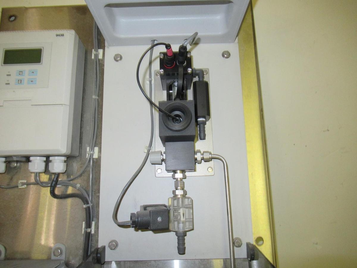 Used ABB INDUSTRIAL DISSOLVED OXYGEN ANALYZER MONITOR 9438 **WARRANTY INCLUDED**