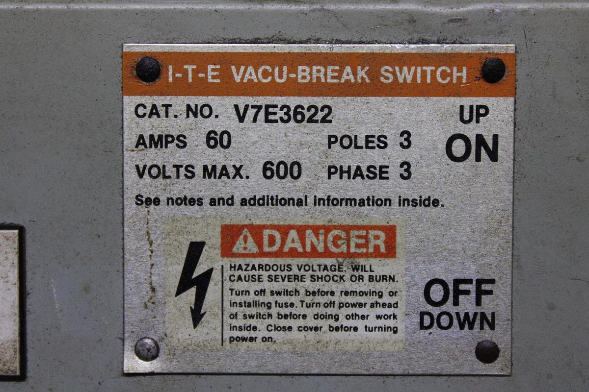 Used ITE TWIN VACU-BREAK FUSIBLE PANELBOARD SWITCH V7E3611 600V 30A