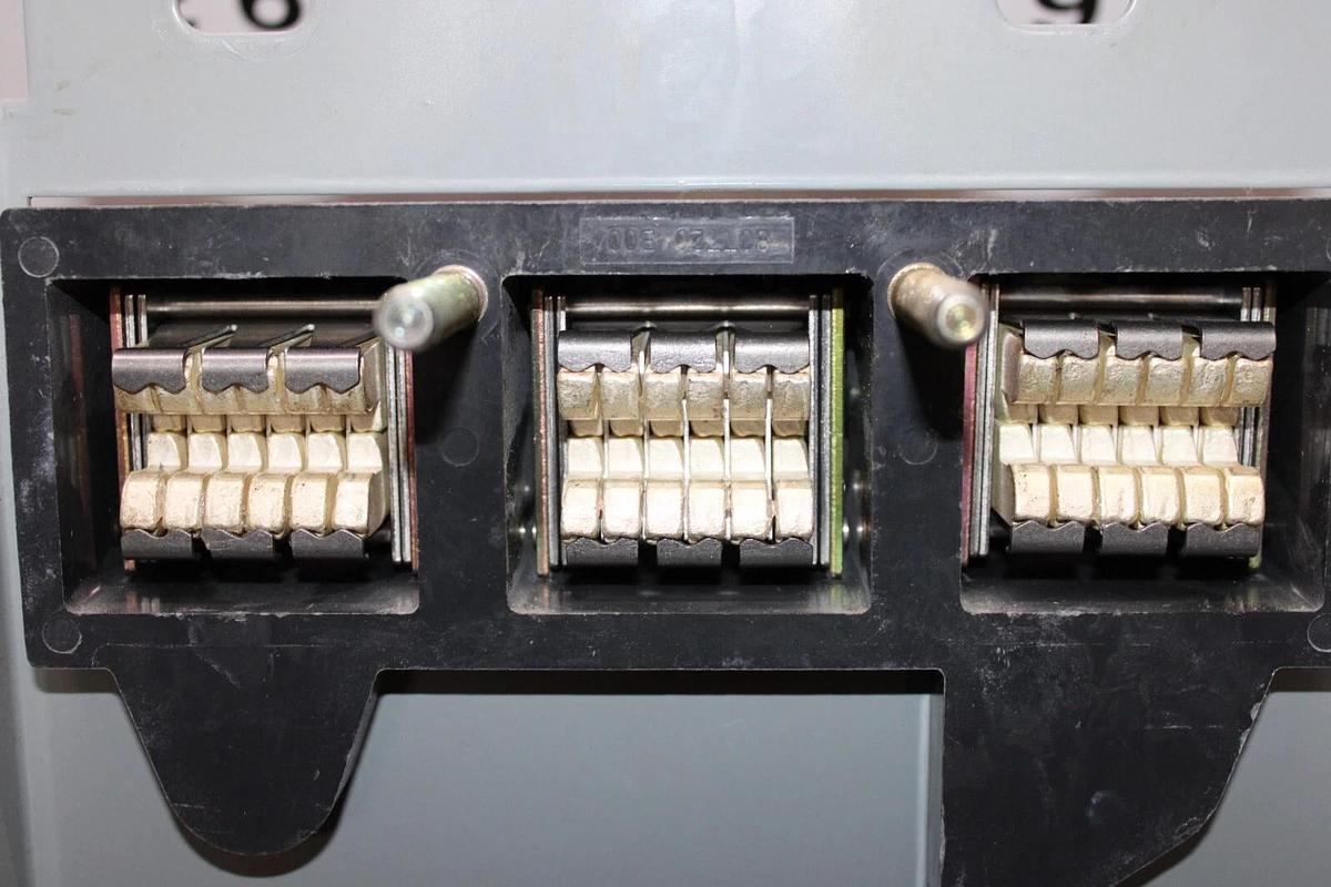 Used SIEMENS BREAKER MOUNT PL9699 PC5666 PLUG-IN ADAPTER 1200 AMP 600 VAC