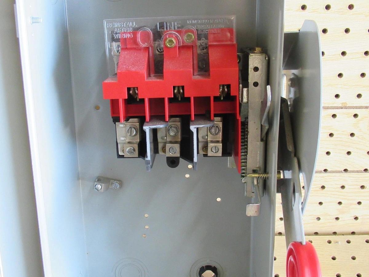 Used CUTLER HAMMER DISCONNECT DH261UGK 30A 600VAC/DC 2-POLE **WARRANTY INCLUDED**