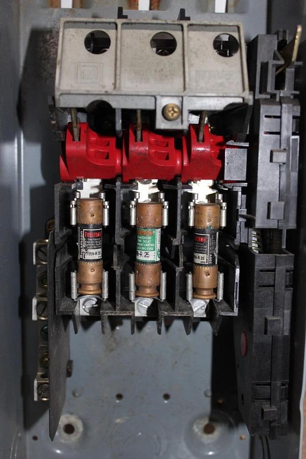 Used SQUARE D HEAVY DUTY SAFETY DISCONNECT SWITCH H321N 30 AMP 240 VAC TYPE 1