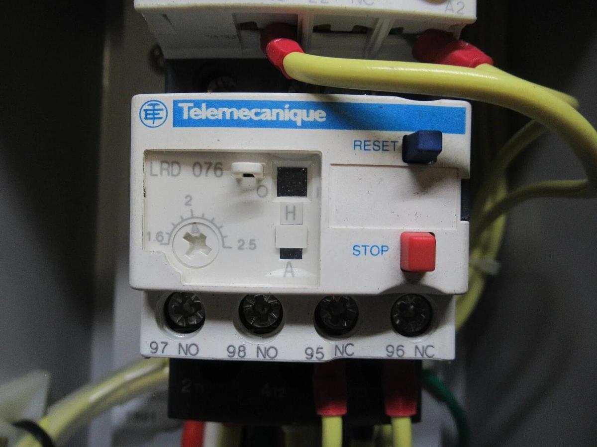 Used ENCLOSED TELEMECANIQUE STARTER LC1D16 W/ OVERLOAD RELAY LRD-076 25 AMP 600 V