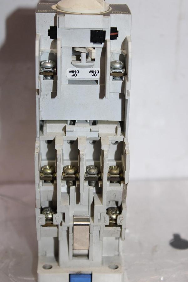 Used CUTLER HAMMER CONTACTOR D15CR31 10 AMP 600 VAC W/ C320TP2 TIME DELAY RELAY