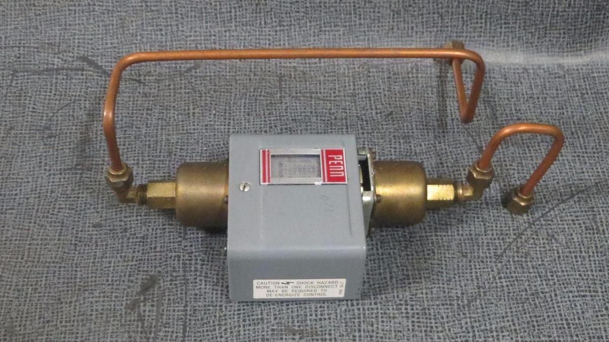 Used JOHNSON CONTROLS PENN # P74HA-9 DIFFERENTIAL PRESSURE CONTROLLER