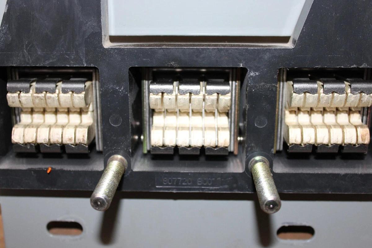 Used SIEMENS BREAKER MOUNT PL9699 PC5666 PLUG-IN ADAPTER 1200 AMP 600 VAC