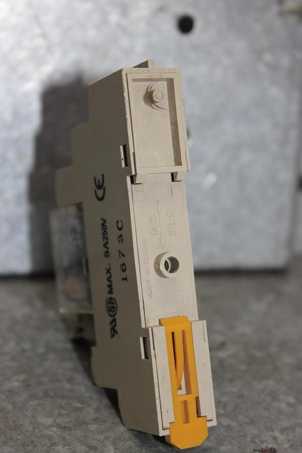 NEW SURPLUS OMRON POWER RELAY MKS2PI 250 VAC 10 AMP SINGLE PHASE W/ BASE
