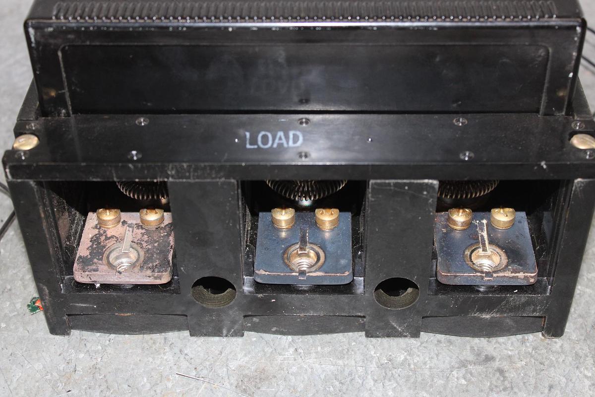 Used ITE CIRCUIT BREAKER JJ3-B300 300 AMP 600 VAC 3-POLE