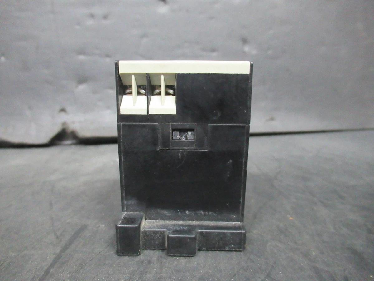 Used SIEMENS-ALLIS INDUSTRIAL TIMING RELAY TRA11C0 6-60 SECONDS 5 AMP 300 VAC MAX
