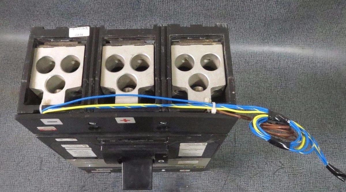 Used SQUARE D CIRCUIT BREAKER 450 AMP 600 V WITH UNDERVOLTAGE TRIP # MHL3645025DC1679