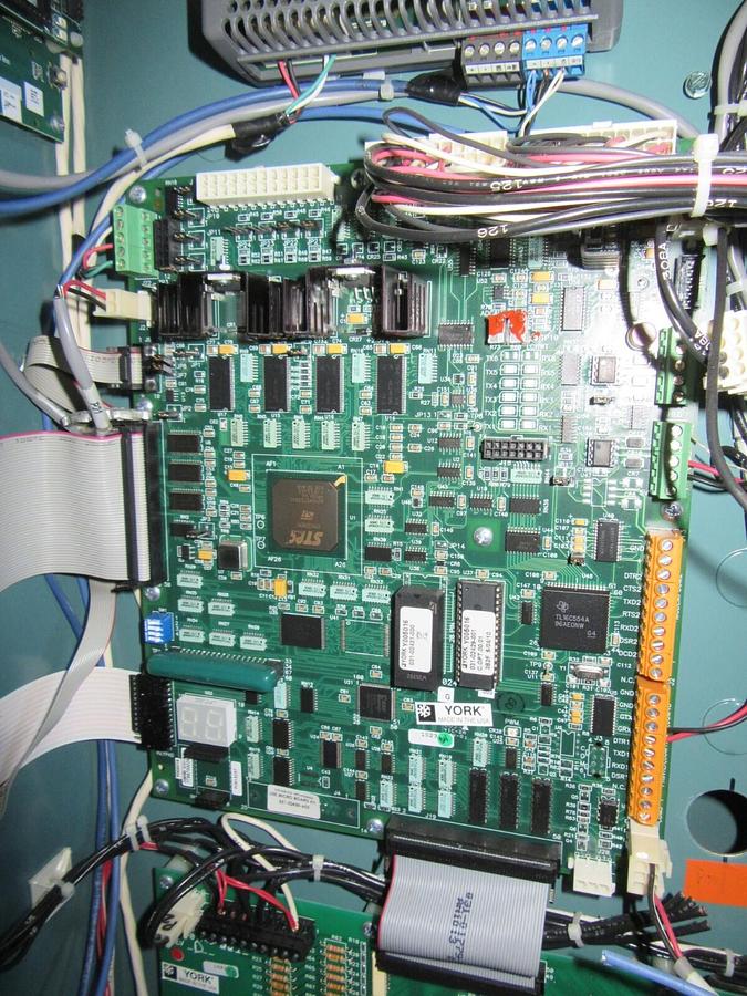Used YORK / JOHNSON CONTROLS 351 HP VSD 371-017420-103 MO# TM351T B6F-46 390 A DRIVE