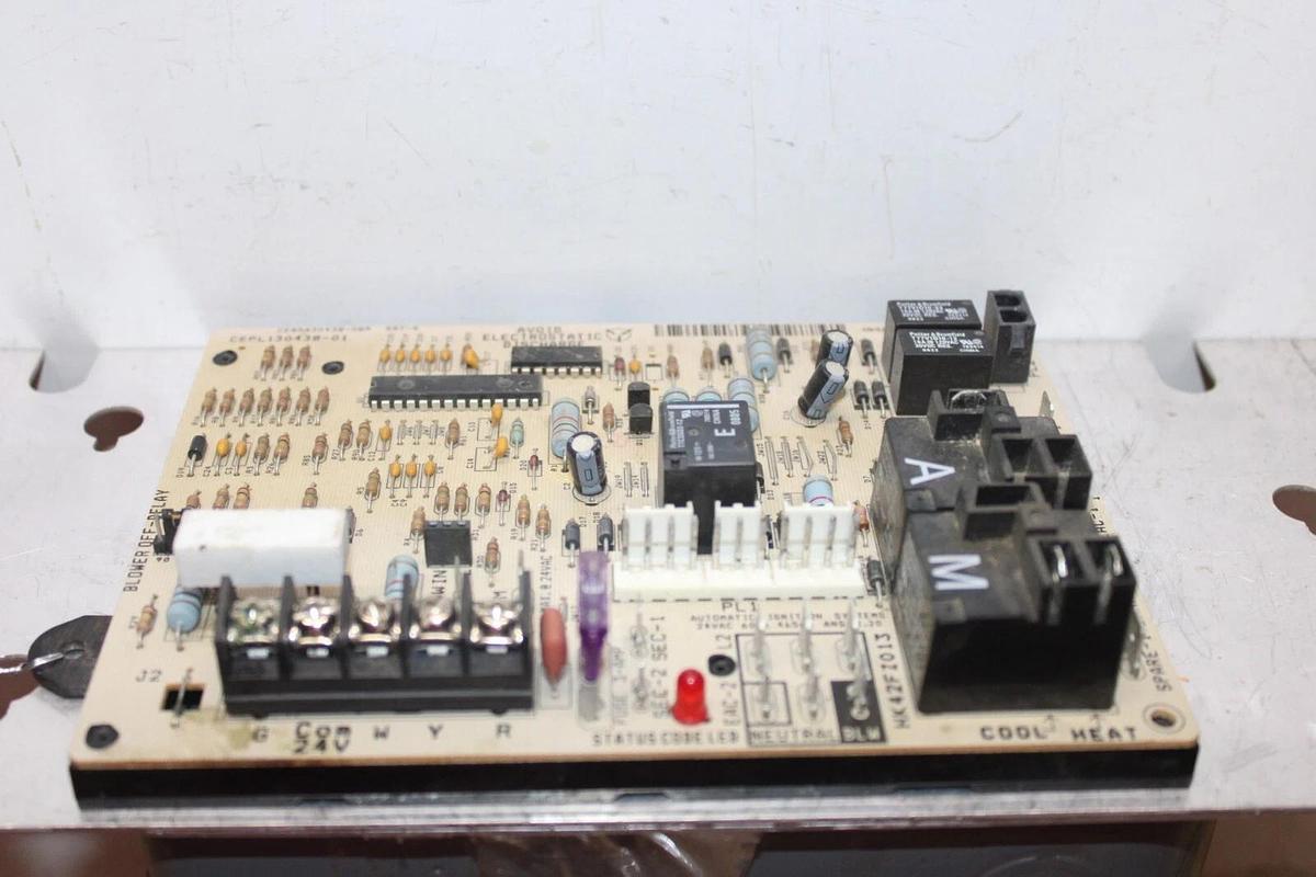 Used CARRIER FURNACE CONTROL BOARD CEPL130438-01 CEBD430-08A HK42FZ013