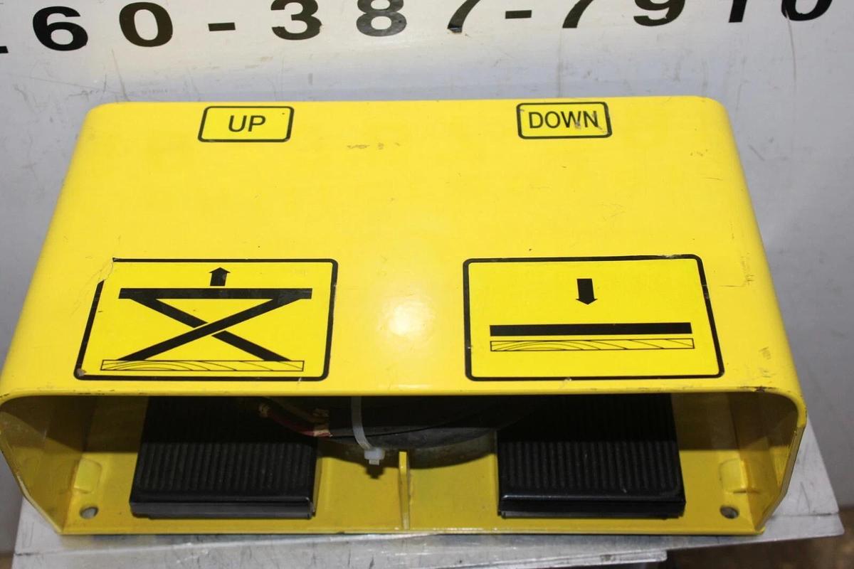 Used CONNTROL LIGHT DUTY MOMENTARY FOOT PEDAL SWITCH 892-2350-01 13 AMP 250 VAC