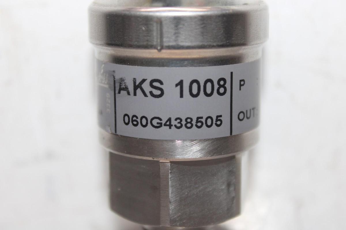 Used DANFOSS TRANSDUCER X13790362-07 AKS-1008 060G438505 0-50 PSIA