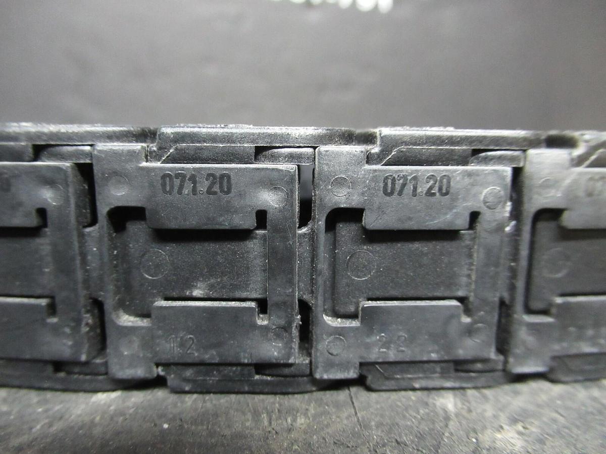 Used IGSU PLASTIC WIRE TACK 108" LENGTH X 1" WIDTH X 5/8" TALL R18 07.20 137 LINKS
