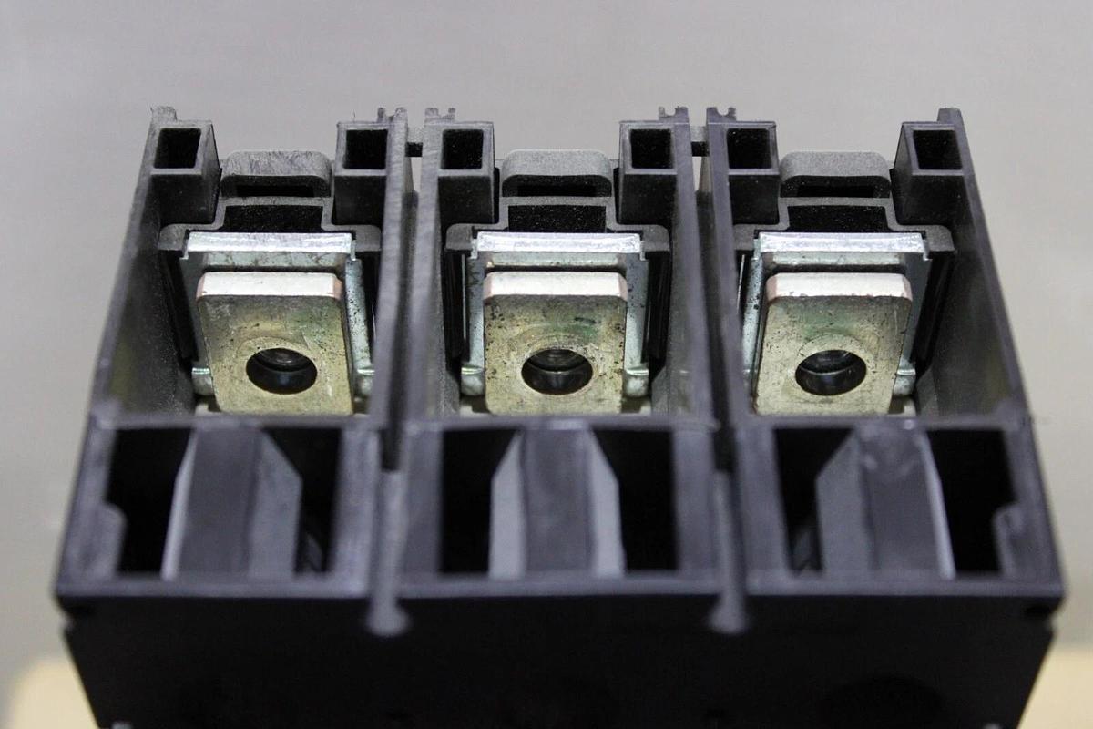 Used SQUARE D POWERPACT BREAKER JGL36225 225 AMP 3-POLE 600 VAC JG-250